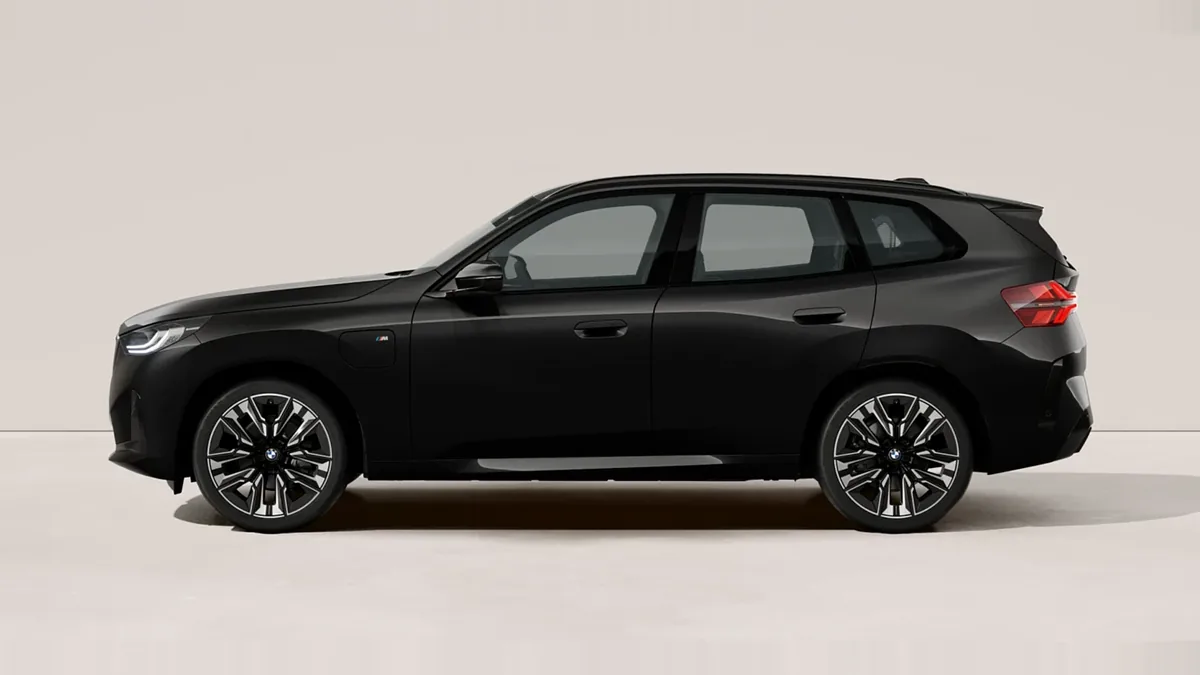 BMW X3 30e xDrive, híbrido enchufable, en renting — Lateral