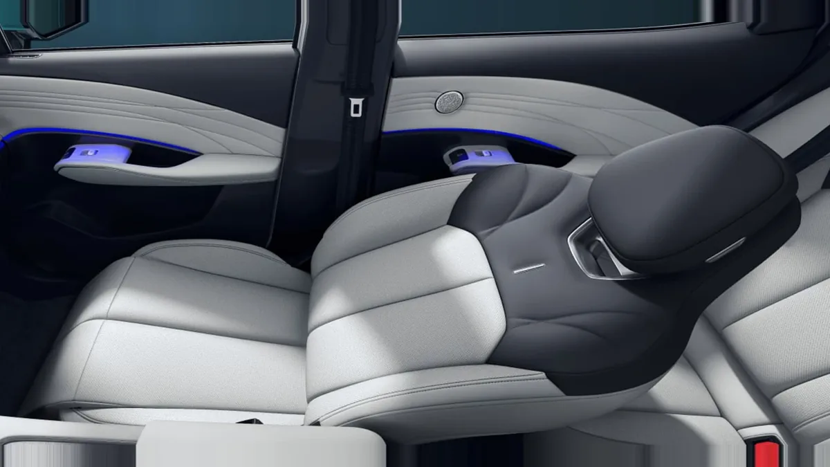 Omoda 7 1.5 TGDI PHEV Premium 279CV, híbrido enchufable, en renting — Delantera